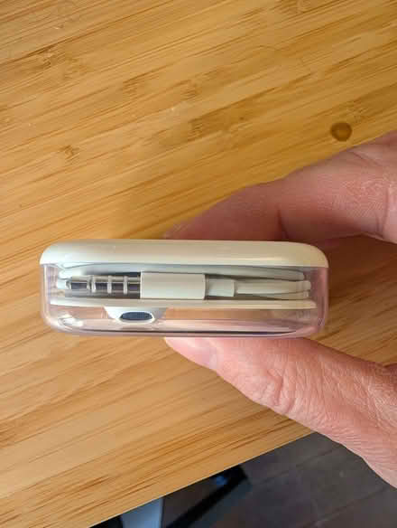 Photo of free Apple earphones with 3.5mm connector (Summertown OX2) #1