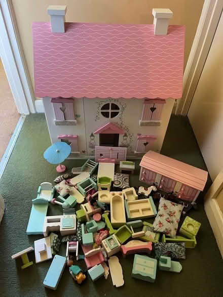 Photo of free Dollhouse (Bletchingley RH1) #1