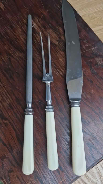 Photo of free Old carving set (TN40 chantry Bexhill) #1