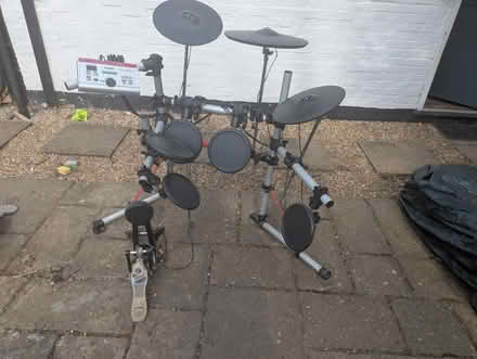 Photo of free to a budding drummer (LU7 9ns) #1