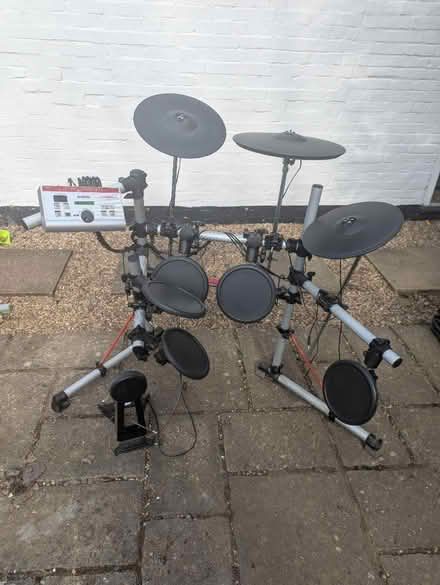 Photo of free to a budding drummer (LU7 9ns) #2