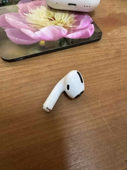 Photo of Air Pod ID, charging case (Jenkintown, PA) #2