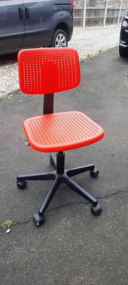 Photo of free Skoda Kodiq boot shelf and a chair (Brentwood) #2