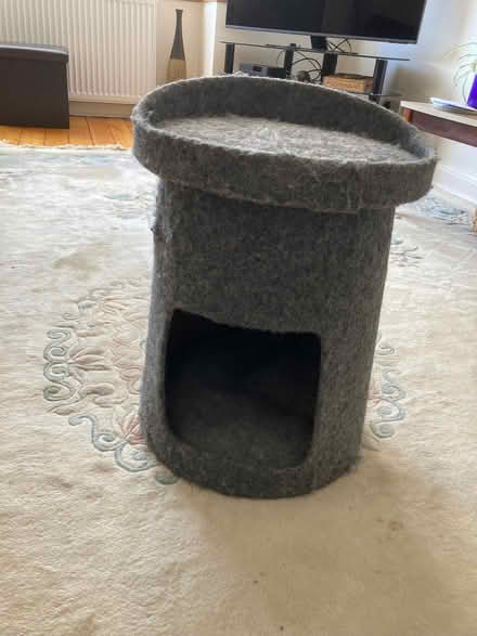 Photo of free Wee hidey hole for cats (Stamperland G76) #1