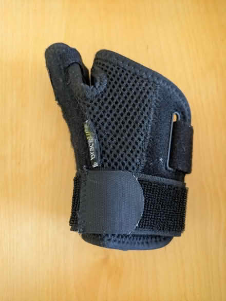 Photo of free Thumb and wrist brace (AL1 Sopwell) #1
