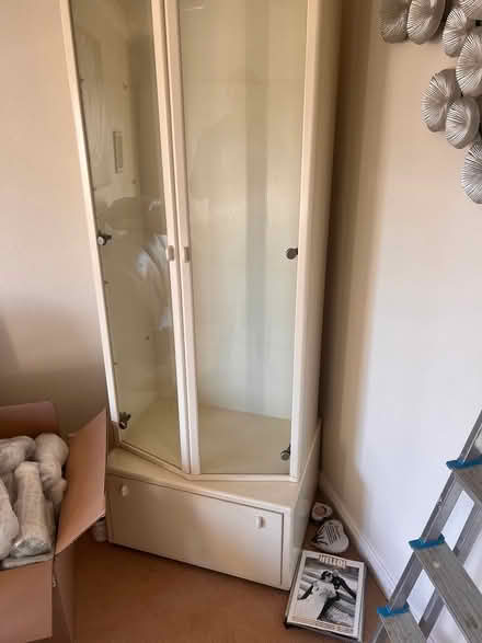 Photo of free Display cabinet with glass shelves (Chalk Farm NW1) #4