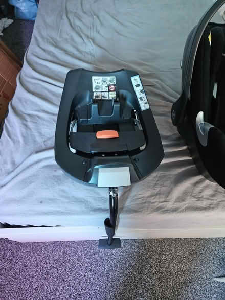 Photo of free Newborn car seat and isofix (Watford WD18) #2