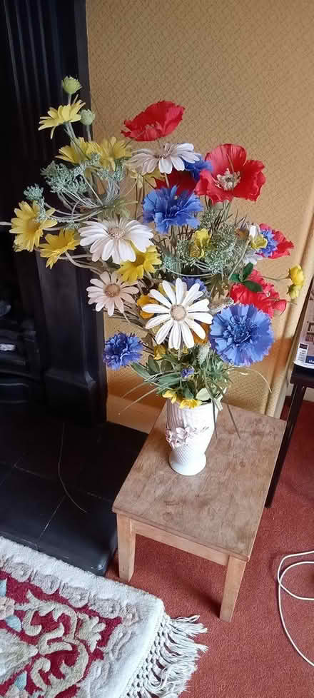 Photo of free Artificial Flowers in Vase (FK9 Bridge of Allan) #2
