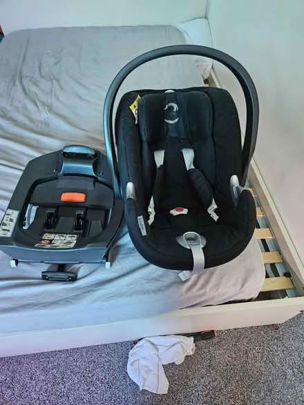 Photo of free Newborn car seat and isofix (Watford WD18) #1