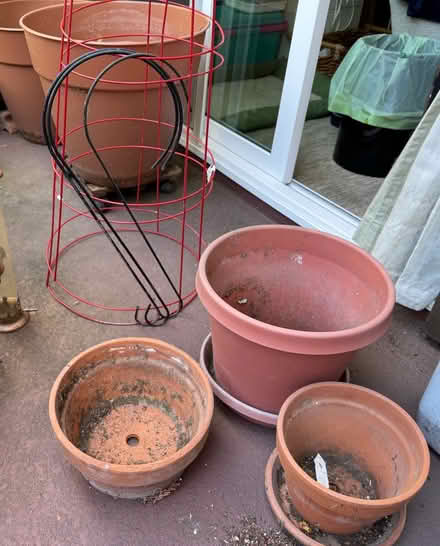 Photo of free Pots, hangers and tomato cages (Santa Clara) #2