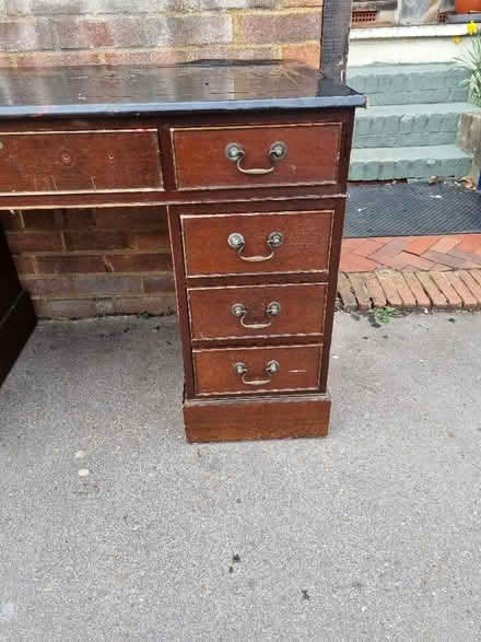 Photo of free desk (Woodside SE25) #4