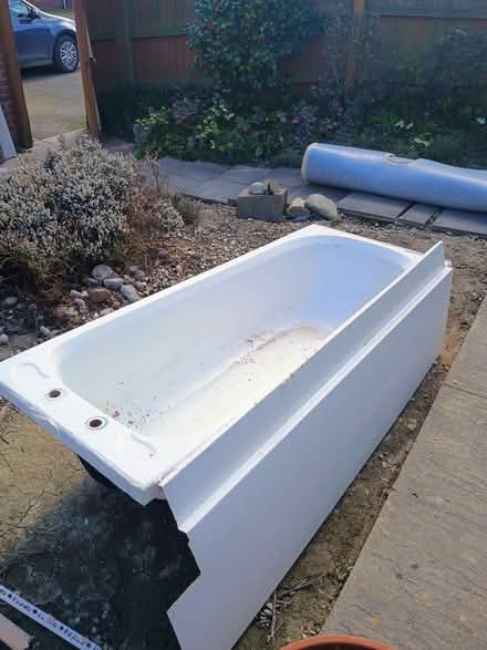 Photo of free bath and panel (Owlbury SY9) #1