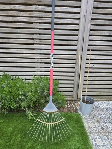 Photo of free Garden rake (Earlsfield SW18) #1
