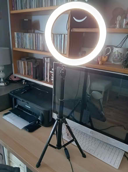 Photo of free telescopic ring light (L14 Dovecot) #1