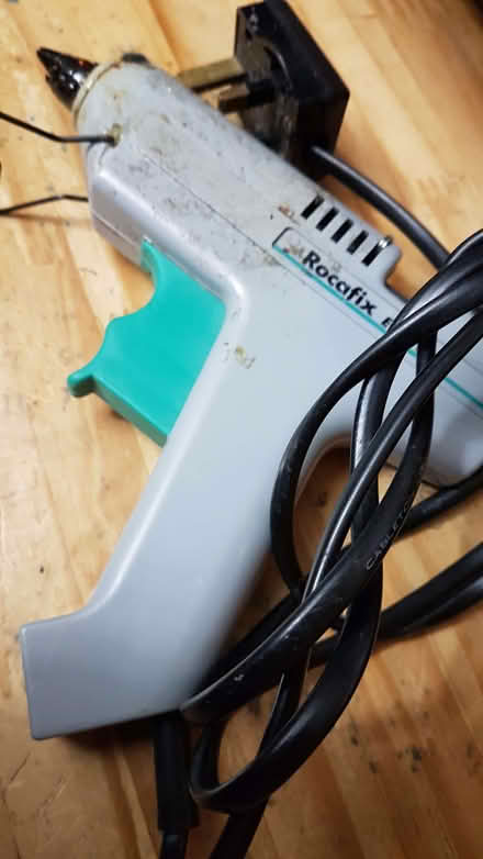 Photo of free LOW temp melt glue gun 10mm (Mill Hill BB2) #1