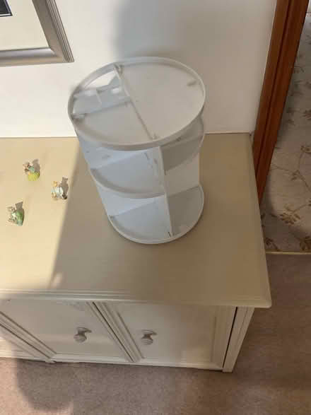 Photo of free Women’s make up carousel. White. (Lythbank SY3) #2