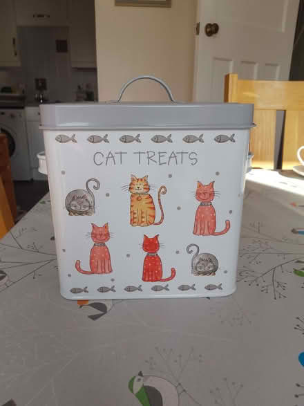 Photo of free Cat Treats Tin (Sidley TN40) #1