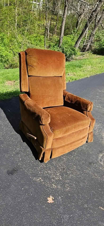 Photo of free Recliner (Herndon, 20171) #1