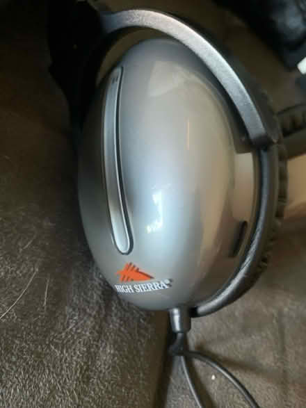 Photo of free Noise cancelling headphones (Bloomsbury) #3
