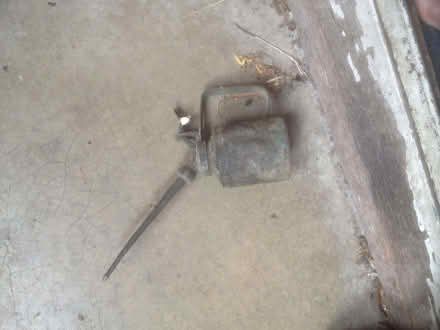 Photo of free snall metal oil can (Quinton B32) #1