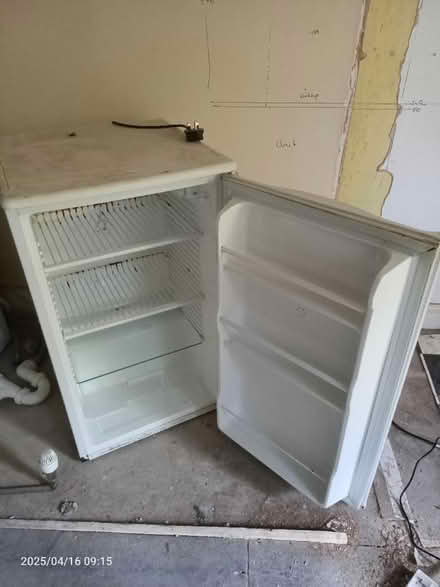 Photo of free Fridge and freezer (CR0) #4