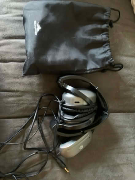 Photo of free Noise cancelling headphones (Bloomsbury) #2