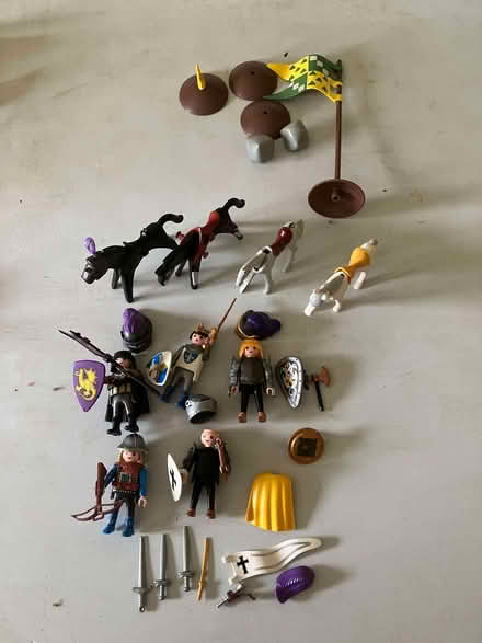 Photo of free Playmobil Figures : Knights in Armour and horses (Wash Common RG14) #1