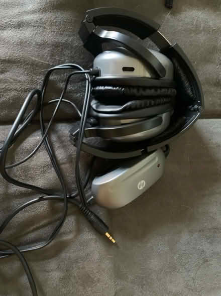 Photo of free Noise cancelling headphones (Bloomsbury) #1