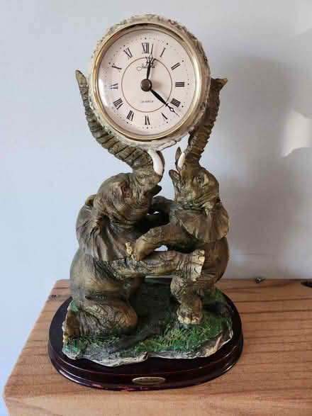 Photo of free Elephant embrace clock (WA4) #1