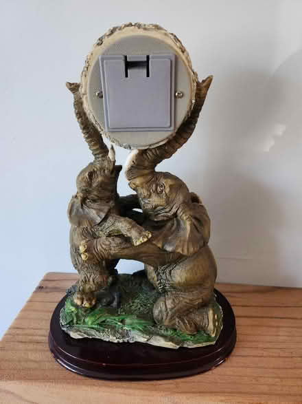 Photo of free Elephant embrace clock (WA4) #2