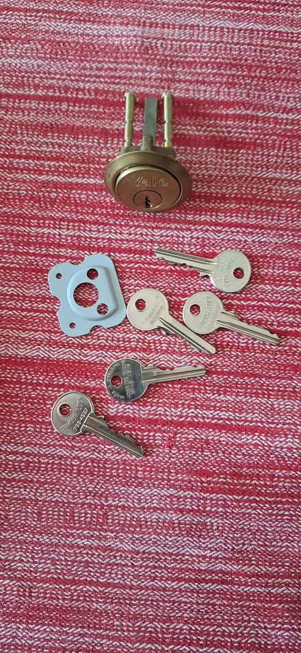 Photo of free Yale lock & keys (Beulah Hill SW16) #1