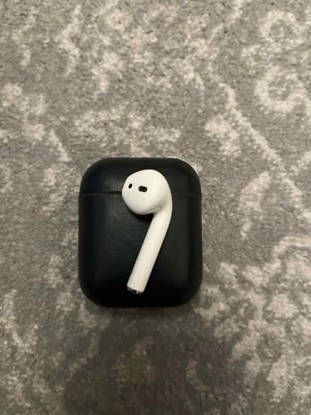 Photo of right AirPod only (Craigour EH17) #1