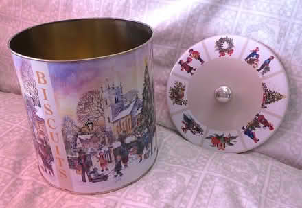 Photo of free biscuit barrel with tight fitting lid (Addiscombe CR0) #2