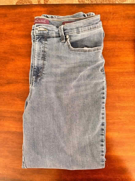 Photo of free Women’s Gloria Vanderbilt jeans (Crofton) #2