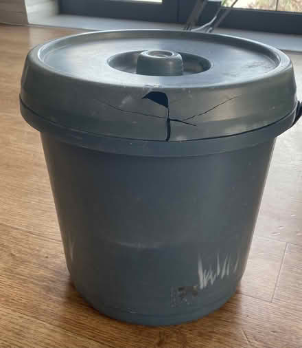 Photo of free Bucket with lid 🪣 (W3) #3