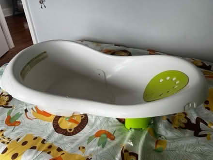 Photo of free Fisher-Price baby bath tub and toys (Petworth) #2