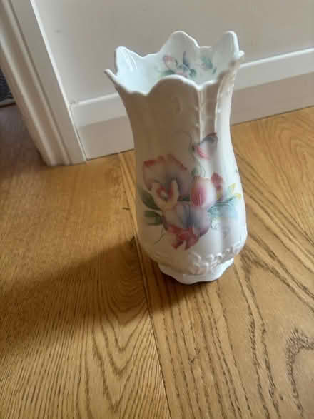 Photo of free Vase (KT9 Chessington) #2