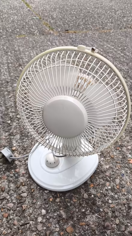 Photo of free Old small/desk fan (SE1) #2