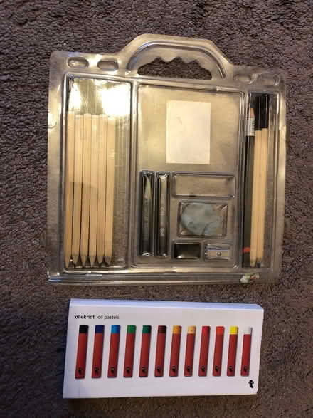 Photo of free Oil pastels and artist’s pencils (Whitehall BS5) #1