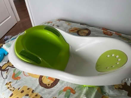 Photo of free Fisher-Price baby bath tub and toys (Petworth) #3