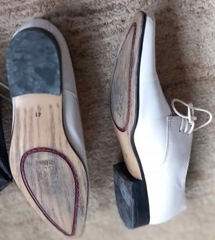 Photo of free man's white patent shoes EU 41 (Bexhill-on-Sea) #2