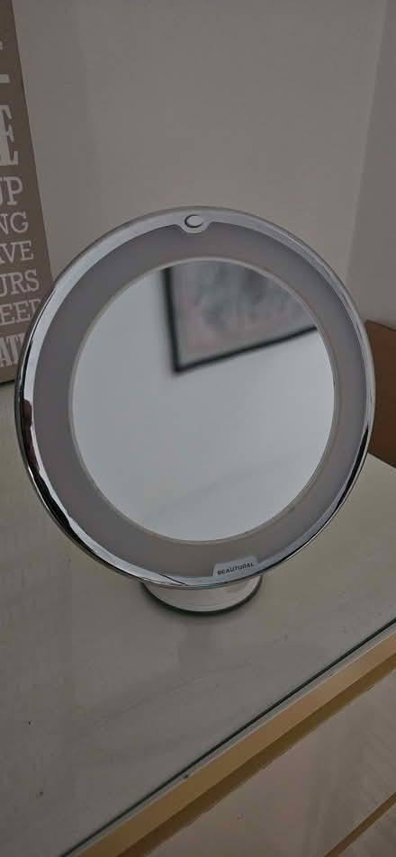 Photo of free White makeup mirror with magnification (Millwall E14) #1