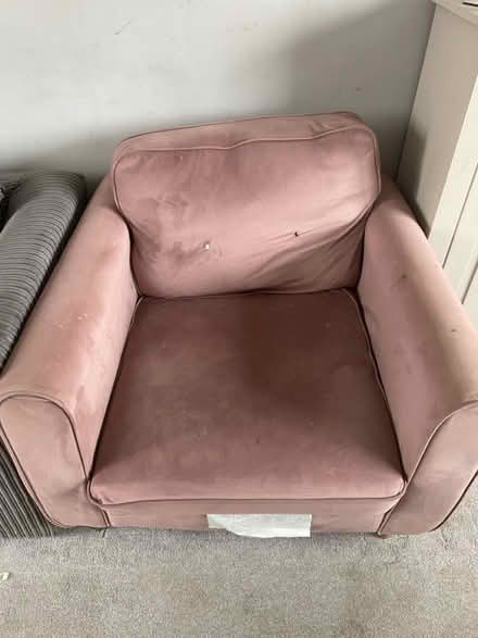 Photo of free Pink chair (Le6) #1