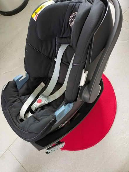 Photo of free Cybex gold baby seat with isofix (Welland, WR13) #2