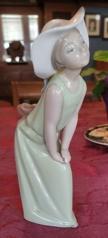 Photo of free LLardro statue (North side of Elmhurst) #2