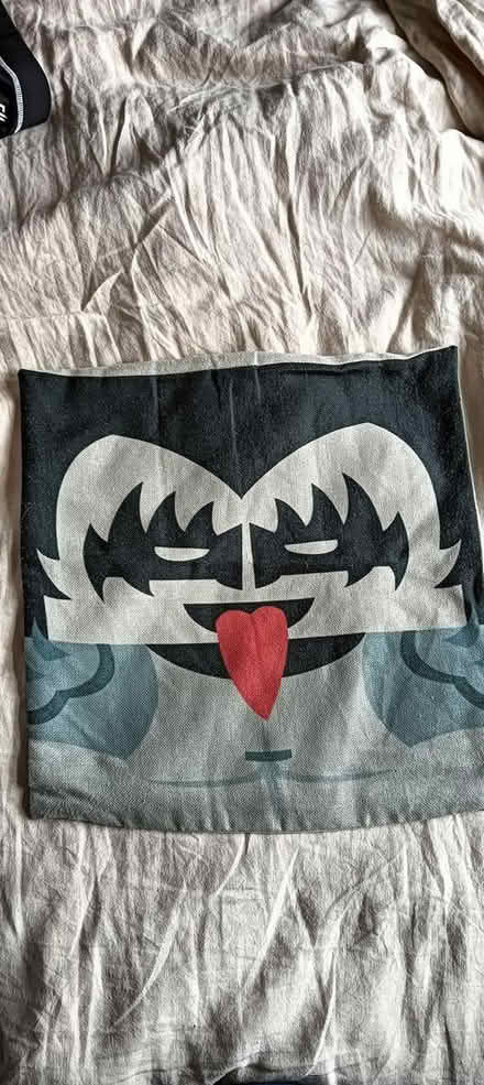 Photo of free 14 inch kiss cushion cover (Chiseldon, SN4) #1