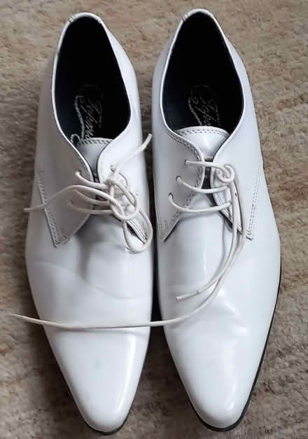 Photo of free man's white patent shoes EU 41 (Bexhill-on-Sea) #1