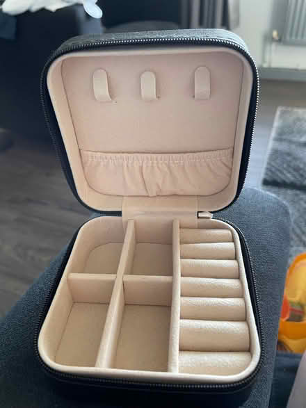 Photo of free Black travel jewellery box in vgc (Thringstone LE67) #2