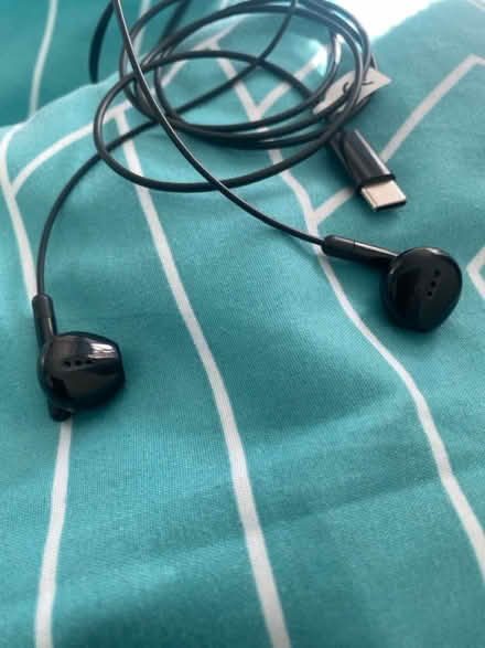 Photo of free Wired black USB C headphones (Stevenage SG1) #2