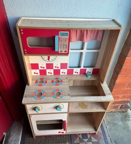 Photo of free Kids Wooden Kitchen (Hemel Hempstead, HP2 area) #1